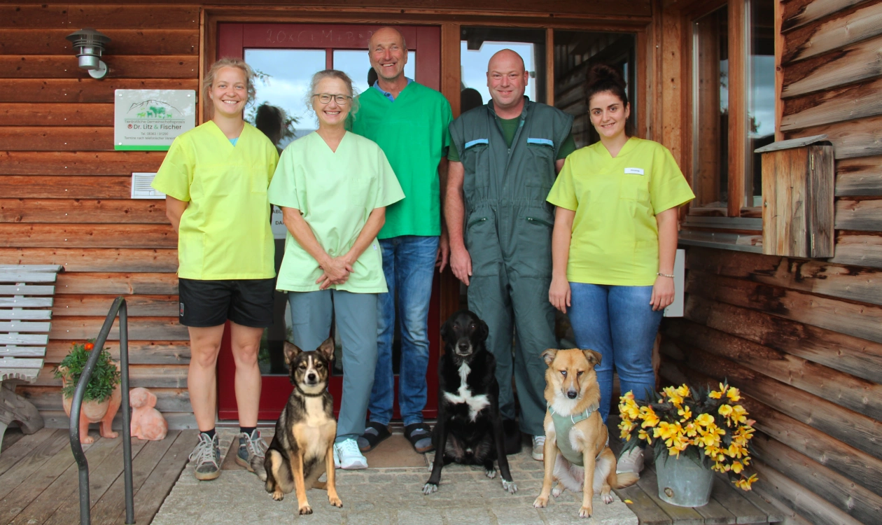 Teamfoto von der tierärztlichen Gemeinschaftspraxis Dr. Litz & Fischer